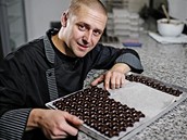 Čokolatiér Vít Němeček vyrábí originální pralinky přímo v centru Prahy
