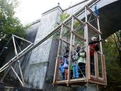 Strženou lávku přes řeku Nisu nahradila unikátní lanovka, takzvaný transbordér. Strženou lávku přes řeku Nisu nahradila unikátní lanovka, takzvaný transbordér.