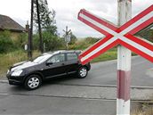 Na železničním přejezdu u Jeřic není závora, ale pouze značka STOP (ilustrační foto).