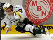 �to�n�k Karlov�ch Var� Martin Za�ovi� pad� po souboji s jedn�m z plze�sk�ch soupe��. 