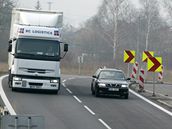 Dálnice D8 měla být hotová v roce 2010. Dodnes končí v prudké zatáčce u Řehlovic, odkud pokračuje rychlostní silnice na Teplice.