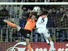 JISTOTA. Jarom�r Bla�ek na Slov�cku sv� spoluhr��e podr�el, mimo jin� zlikvidoval i Valentovu penaltu.