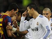 NEZVL�DNUT� EMOCE. Cristiano Ronaldo si klepe na �elo.