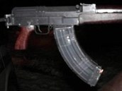 Mu� ohro�oval hosty baru samopalem. Dal�� zbran� na�li policist� u n�j doma. (Ilustra�n� sn�mek)