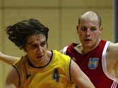 Ondřej Chwaszcz (vlevo) ze Zlína uniká Eriku Eismanovi z Jindřichova Hradce.
