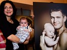 Martha Issová s malým Radimem v kojeneckém ústavu v Krči při aukci charitativních fotografií. (4.2. 2011) Martha Issová s malým Radimem v kojeneckém ústavu v Krči při aukci charitativních fotografií. (4.2. 2011)
