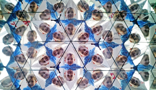V�stava PLAY v pra�sk�m M�nesu - ob�� pr�hledov� kaleidoskop