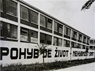 Pohled na část zdi kolem továrního areálu roku 1930. Pohled na část zdi kolem továrního areálu roku 1930.