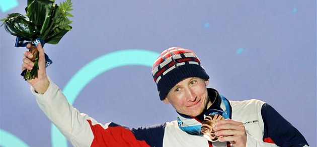 Lukáš Bauer stojí na stupních vítězů s bronzovou medailí po závodě na 15 km volnou technikou. (15. února 2010) Lukáš Bauer stojí na stupních vítězů s bronzovou medailí po závodě na 15 km volnou technikou. (15. února 2010)