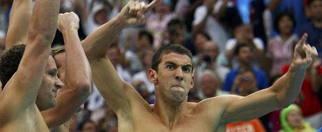 Michael Phelps t�sn� po zisku osmé zlaté medaile z OH v Pekingu, kterou si vyplaval jako �len americké polohové �tafety na 4x100 metr�.