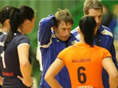 Olomoucký trenér Ji�í Teplý (vlevo) a jeho asistent Pavel Háp udílejí pokyny svým sv��enkyním.
