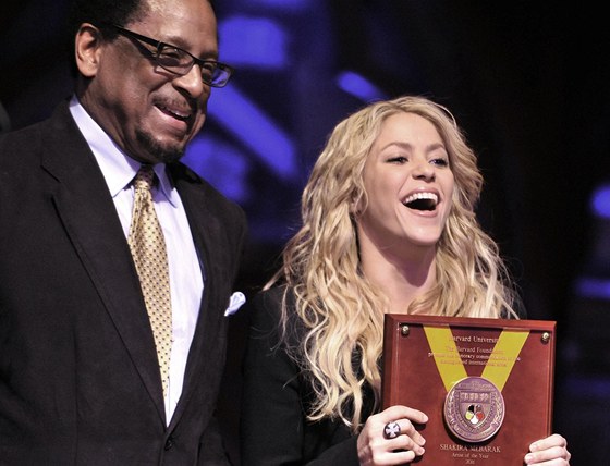 Shakira převzala ocenění umělkyně roku od Harvardovy univerzity. Shakira převzala ocenění umělkyně roku od Harvardovy univerzity.