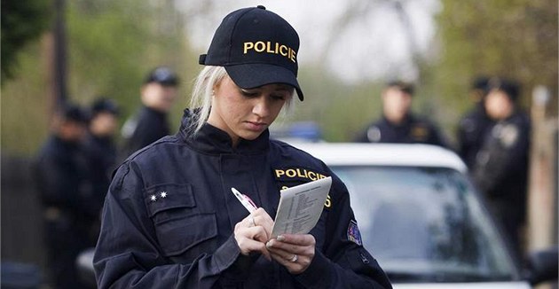 Po zloději, který prošel několik místností domu v Českém Krumlově, v němž spali jeho majitelé, pátrá policie. (Ilustrační foto)