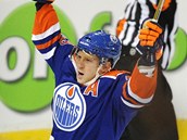 PO RADOSTI SMUTEK. Ale� Hemsk� sice zvedl ruce nad hlavu na oslavu sv�ho �vodn�ho g�lu do s�t� Bostonu, ale Edmonton z�pas nakonec doma prohr�l 2:3.