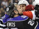 NAKL�DA�KA. Jakub Kindl uk�zal, �e d�vn� tradice �esk�ch bojovn�k� m��e m�t na led� pokra�ov�n�. v dresu Detroitu se ost�e pustil do Trevora Lewise a pr�v� z�sk�v� cenn� body...