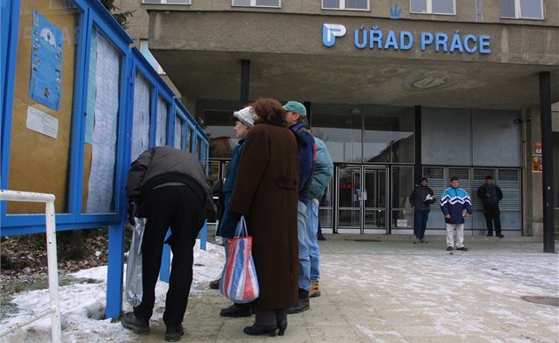 Lidé před olomouckým úřadem práce. Lidé před olomouckým úřadem práce.