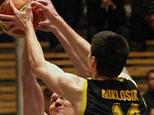 Urputný boj o míč v duelu Plzně a Opavy (tmavá).