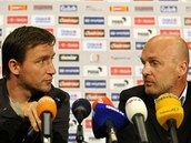 Zleva manažer Vladimír Šmicer a trenér Michal Bílek