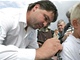 Robert Kysela  se podepisuje fanou�k�m p�i lou�en� Roberta Reichla a Ji��ho �l�gra. 