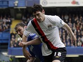 UHNI. Gareth Barry z Manchesteru City si d�l� prostor v souboji s Branislavem Ivanovi�em z Chelsea.