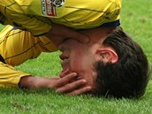 JAU. Milan Matula z Teplic se drží za hlavu po střetu s ostravským Frejlachem.