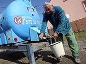 Lidé v Tučapech jsou odkázaní na vodu z cisteren. Lidé v Tučapech jsou odkázaní na vodu z cisteren.