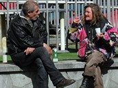 Bezdomovci v poslední dnech opouštějí karlovarské nádraží a jsou častěji vidět například před tržnicí. Bezdomovci v poslední dnech opouštějí karlovarské nádraží a jsou častěji vidět například před tržnicí.