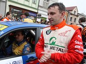MÁŠ PĚKNÝ AUTO. Antonín Tlusťák stojí vedle vozu svého konkurenta Václava Pecha (za volantem). MÁŠ PĚKNÝ AUTO. Antonín Tlusťák stojí vedle vozu svého konkurenta Václava Pecha (za volantem).