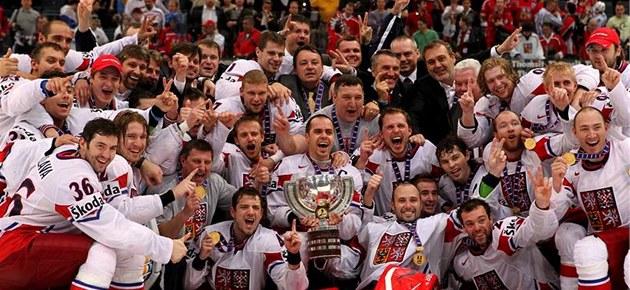 ŠAMPIONI. Čeští hokejisté pózují s nablýskaným pohárem pro mistry světa. ŠAMPIONI. Čeští hokejisté pózují s nablýskaným pohárem pro mistry světa.