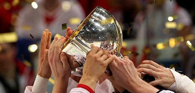 TROFEJ PRO MISTRY SVĚTA. A je v rukách českých hokejistů, Jaromíra Jágra a spol. TROFEJ PRO MISTRY SVĚTA. A je v rukách českých hokejistů, Jaromíra Jágra a spol.