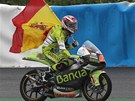 DOM�C� TRIUMF. �pan�lsk� jezdec Nicolas Terol slav� v�t�zstv� na okruhu v Jerezu ve t��d� do 125cc.  