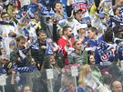 CHV�LE RADOSTI. Fanou�ci V�tkovic oslavuj� vyrovn�n� na 2:2.
