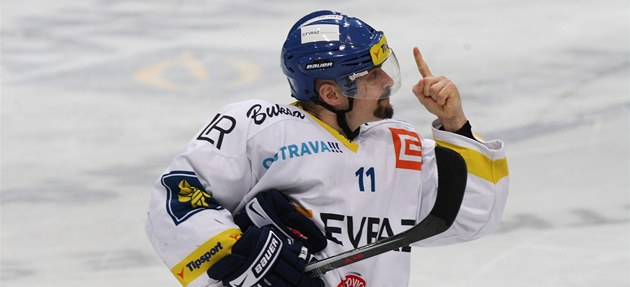JEŠTĚ JSME NESKONČILI! Útočník Vítkovic Viktor Ujčík slaví proměněný nájezd ve čtvrtém finále. JEŠTĚ JSME NESKONČILI! Útočník Vítkovic Viktor Ujčík slaví proměněný nájezd ve čtvrtém finále.