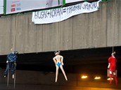 Krach Sazky p�inesl sportu obrovsk� foionan�n� ztr�ty, co� p�ed rokem p�ipomn�li ob�enci sportovc�, kter� n�kdo um�stil nedaleko s�dla spole�nosti (4. 4. 2011)