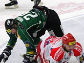 �eskobud�jovick�  Pavel Ka�pa��k (v b�l�m) t�sn�n� boleslavsk�mi Zby�kem Hrdelem (vpravo) a Tom�em Nouzou.