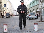 Strážník Petr Carbol dálkovým ovládáním vysouvá sloupky na pěší zóně v centru Ostravy, aby sem v době od deseti do osmnácti hodin nemohla jezdit auta. Strážník Petr Carbol dálkovým ovládáním vysouvá sloupky na pěší zóně v centru Ostravy, aby sem v době od deseti do osmnácti hodin nemohla jezdit auta.