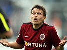 ZA CO? Sparťanský záložník Libor Sionko se diví, za co mu rozhodčí dává žlutou kartu. ZA CO? Sparťanský záložník Libor Sionko se diví, za co mu rozhodčí dává žlutou kartu.