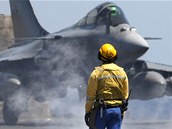 Francouzský letoun Rafale na letadlové lodi Charles de Gaulle (14. dubna 2011) Francouzský letoun Rafale na letadlové lodi Charles de Gaulle (14. dubna 2011)