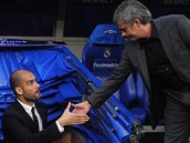 Jos� Mourinho (vpravo) a Josep Guardiola. Tren��i Realu a Bacelony se zdrav� p�ed semifin�lov�m utk�n�m Ligy mistr�.