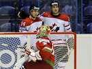 MLADÉ PUŠKY. Kanaďané Jordan Eberle (vlevo) a John Tavares se radují z gólu, zatímco běloruský gólman Andrej Mezin loví puk ze sítě. MLADÉ PUŠKY. Kanaďané Jordan Eberle (vlevo) a John Tavares se radují z gólu, zatímco běloruský gólman Andrej Mezin loví puk ze sítě.