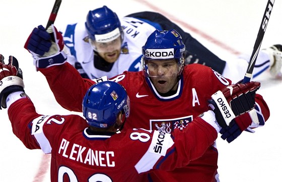Jarom�r J�gr (vpravo) a Tom� Plekanec se raduj� z v�t�zn�ho �esk�ho g�lu do finsk� branky.
