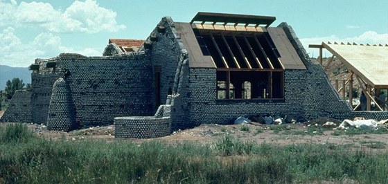 Americký architekt Michael Reynolds experimentoval 30 let, až vyvinul Americký architekt Michael Reynolds experimentoval 30 let, až vyvinul