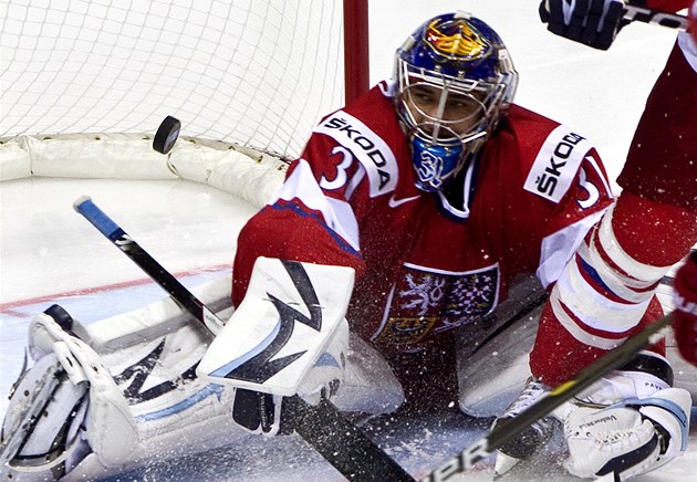 Český gólman Ondřej Pavelec zasahuje.