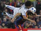 �ERT NA KOZE JEL. Na z�da barcelonsk�ho �to�n�ka Pedra si vysko�il obr�nce Realu Marcelo.