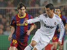 SOUBOJ INDIVIDUALIT. Lionel Messi pozorn� sleduje dribling Cristiana Ronalda.