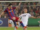 T�SN� OBRANA. Lionela Messiho d�razn� napad�  Ricardo Carvalho.
