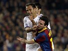 ZASTAVIT MESSIHO JAK TO P�JDE. Obr�nce Ricardo Carvalho  zkou�� p�eru�it �to�nou snahu Lionela Messiho.