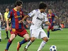 MAL� POSTAVOU, VELC� STYLEM. Dva v�born� technici Lionel Messi (vlevo) a Marcelo.