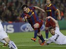 ST��L� MESSI. Xabi Alonso skon�il na tr�vn�ku a u� ho nezastav�.