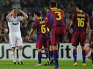 S�M VOJ�K V POLI. Xabi Alonso mezi barcelonsk�mi hr��i.